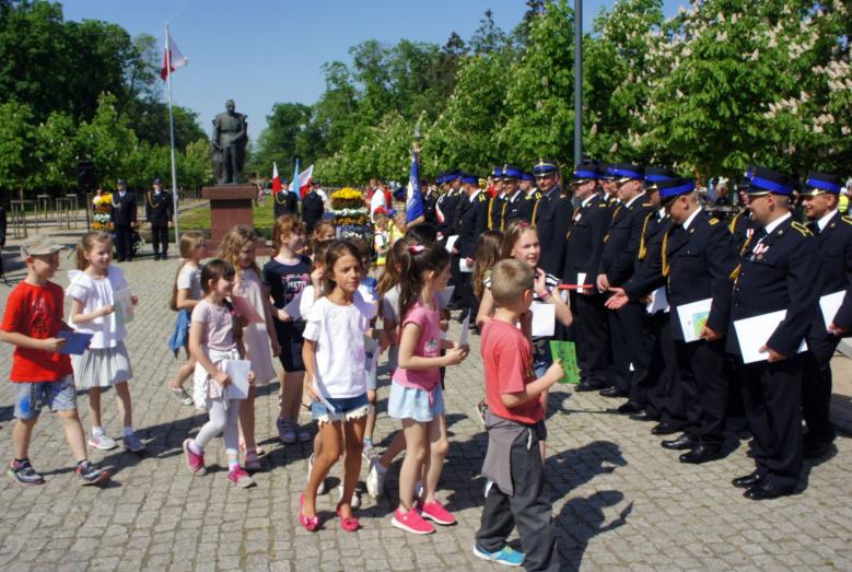 27 - Dzieci wręczyły strażakom laurki