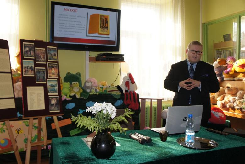 Dr Arkadiusz Meller w mławskiej bibliotece