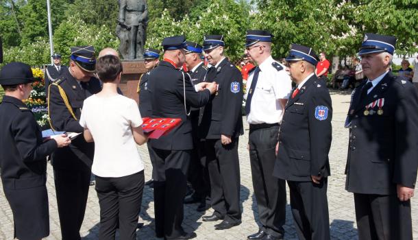 Sławomir Kowalewski i Leszek Ośliźlok dekorują strażaków medalami Zasłużony dla Miasta Mława