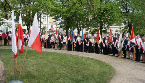 13 - Uroczystość w miejskim parku