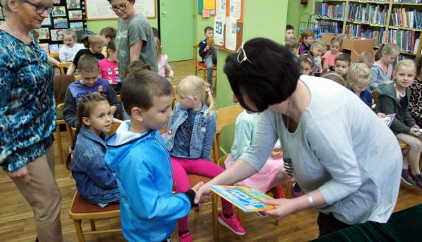 Wręczanie książek przedszkolakom - 40