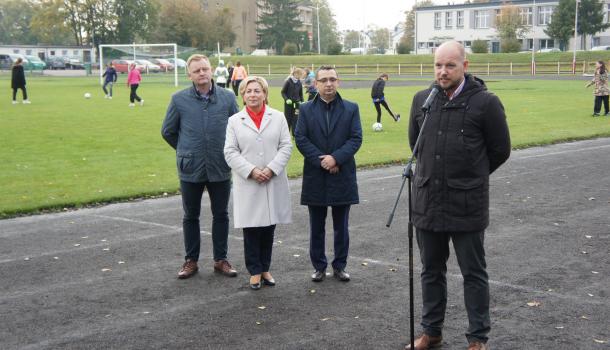 : Informację o przyznanym dofinansowaniu przebudowy bazy sportowej przekazał dziennikarzom na konferencji prasowej Szymon Zejer, Zastępca Burmistrza Miasta Mława