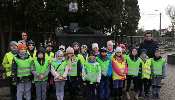 Uczniowie SP nr 2 pamiętają o bohaterach