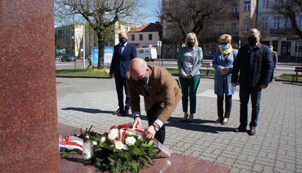 Złożenie kwiatów pod pomnikiem - 02