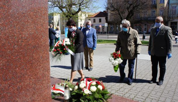 Złożenie kwiatów pod pomnikiem - 04