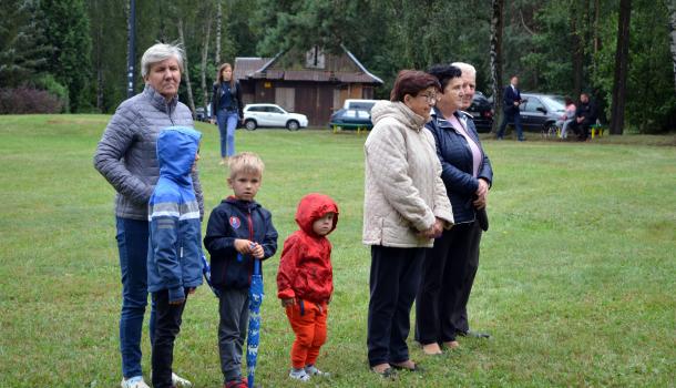 Uczestnicy uroczystości w Uniszkach Zawadzkich