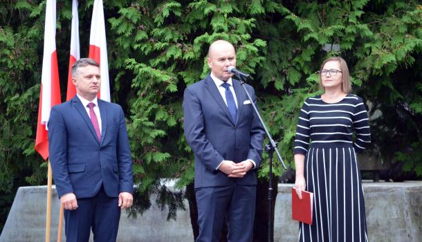 Wójt Gminy Wieczfnia Kościelna Mariusz Gębala, Burmistrz Miasta Mława Sławomir Kowalewski i Dyrektor Muzeum Ziemi Zawkrzeńskiej w Mławie Barbara Zaborowska