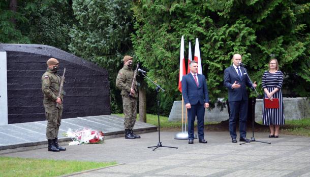 Żołnierze pełniący wartę przy mauzoleum i prelegenci