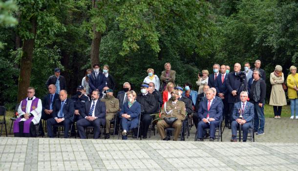 Uczestnicy uroczystości w Uniszkach Zawadzkich