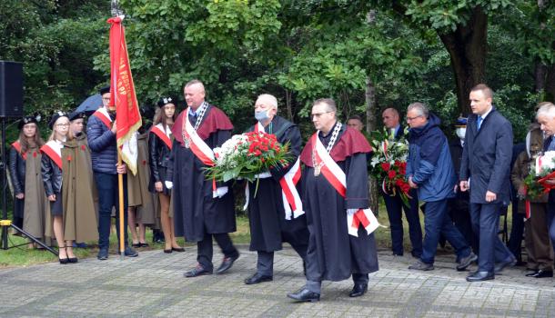 Składanie kwiatów pod Mauzoleum Żołnierzy Września