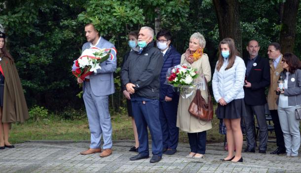 Składanie kwiatów pod Mauzoleum Żołnierzy Września