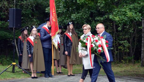 Składanie kwiatów pod Mauzoleum Żołnierzy Września