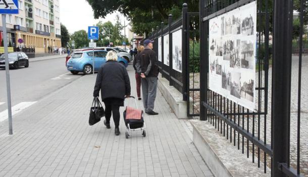 Od 1 września 2020 r. ponownie mozna ogladać wystawą" 4.00. Wisła ruszyła". Tym razem wyeksponowana jest na ogrodzeniu zabytkowego parku miejskiego od strony ul. Żeromskiego. Przechodnie oglądają plansze ze zdjęciami.