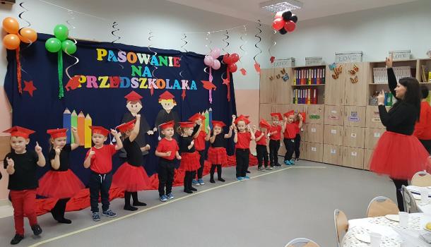 Biedronki z SP nr 2 pasowane na przedszkolaka