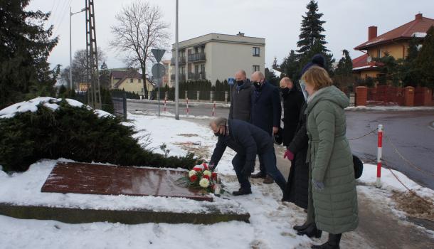 Wiązanki składają przedstawiciele Miasta Mława i Muzeum Ziemi Zawkrzeńskiej