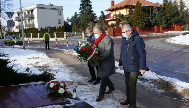 Wiązanki składają przedstawiciele Powiatu Mławskiego