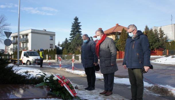 Wiązanki składają przedstawiciele Powiatu Mławskiego