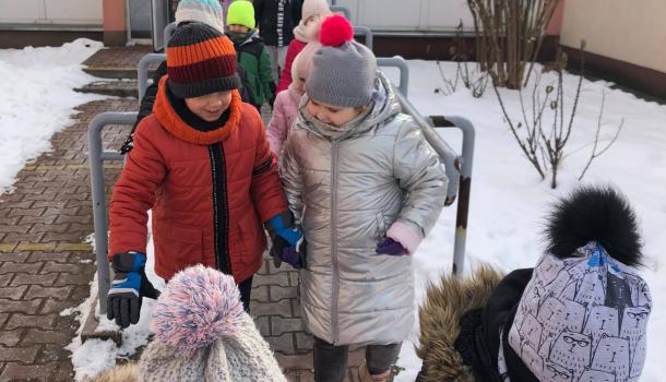 Przedszkolaki ze SP nr 2 dokarmiają ptaki