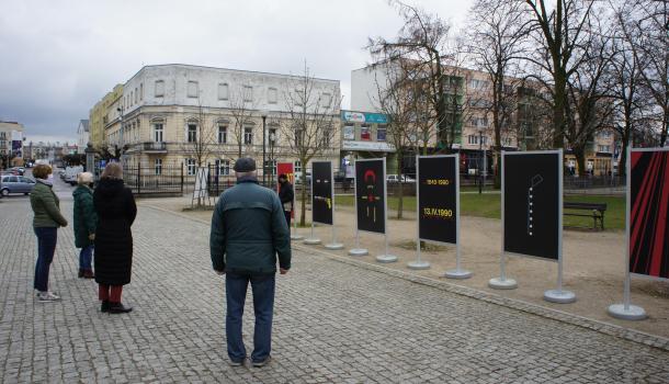 Uczestnicy otwarcia wystawy w miejskim parku