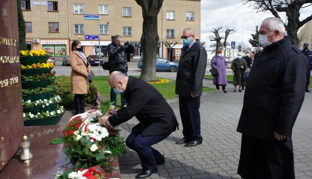 Delegacja składająca kwiaty pod pomnikiem św. Wojciecha