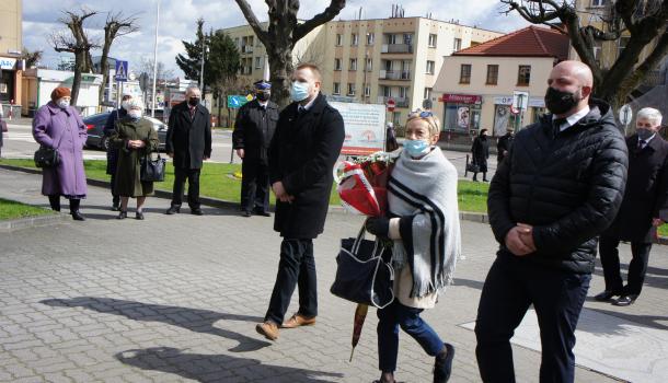 Delegacja składająca kwiaty pod pomnikiem św. Wojciecha