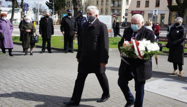 Delegacja składająca kwiaty pod pomnikiem św. Wojciecha