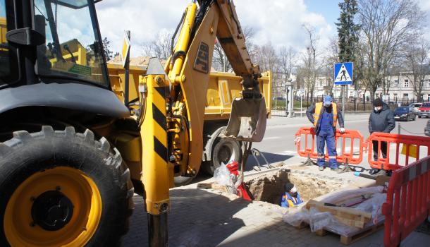 Montowanie hydrantu w chodniku ulicy Żeromskiego