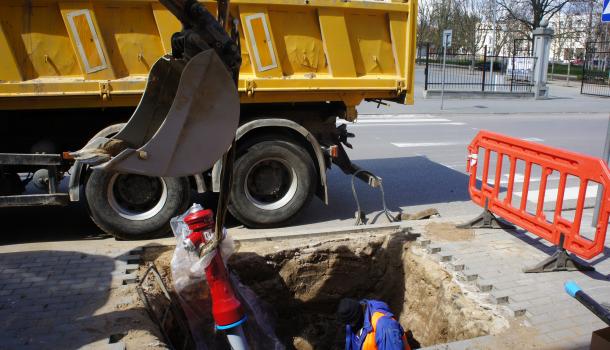 Montowanie hydrantu w chodniku ulicy Żeromskiego