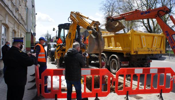 Montowanie hydrantu w chodniku ulicy Żeromskiego