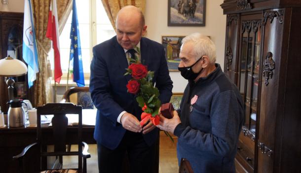 Burmistrz Miasta Mława i jubilat podczas spotkania w gabinecie burmistrza