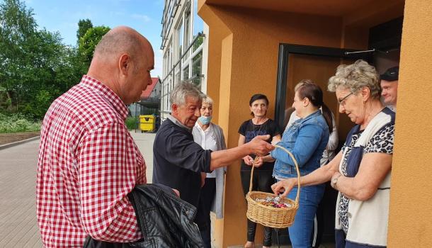 Burmistrz Sławomir Kowalewski z mieszkańcami budynku Smolarnia 6