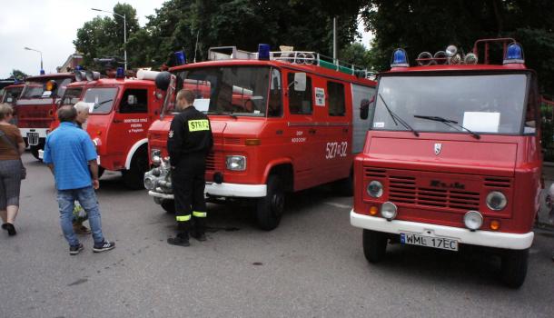 Zabytkowe i współczesne wozy strażackie