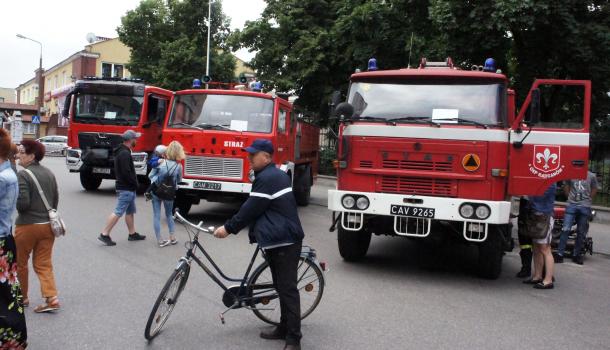 Zabytkowe i współczesne wozy strażackie