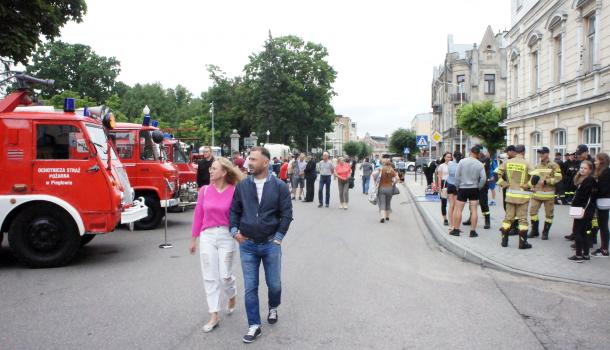 Zabytkowe i współczesne wozy strażackie