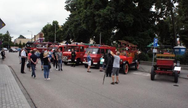 Zabytkowe i współczesne wozy strażackie