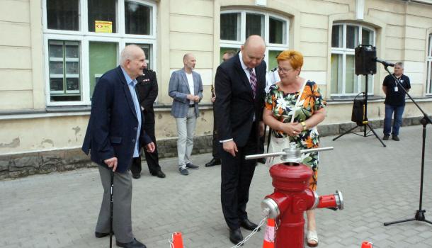 Odsłonięcie pamiątkowej tablicy i stylizowanego hydrantu