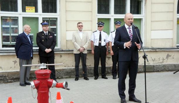 Odsłonięcie pamiątkowej tablicy i stylizowanego hydrantu