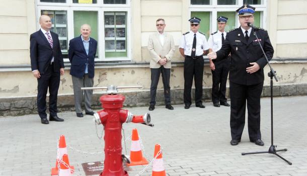 Odsłonięcie pamiątkowej tablicy i stylizowanego hydrantu