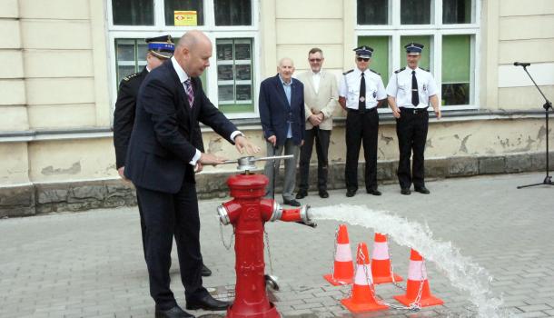 Odsłonięcie pamiątkowej tablicy i stylizowanego hydrantu