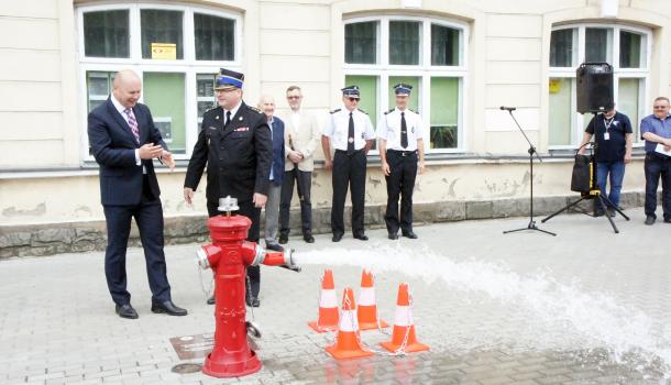 Odsłonięcie pamiątkowej tablicy i stylizowanego hydrantu