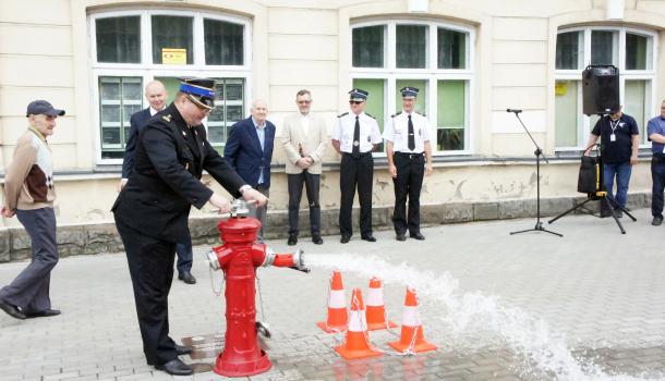 Odsłonięcie pamiątkowej tablicy i stylizowanego hydrantu