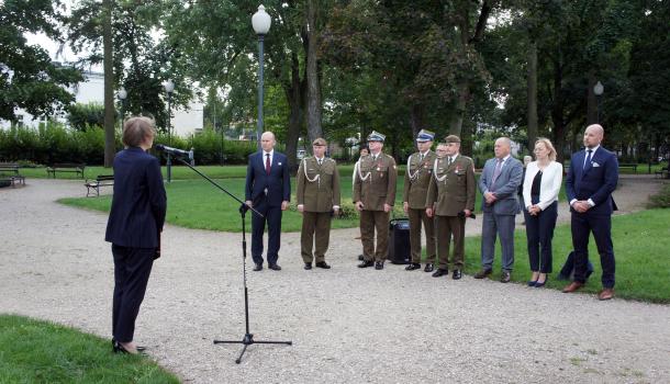 Otwarcie wystawy „Wojna i pamięć” w mławskim parku - 01.JPG 2