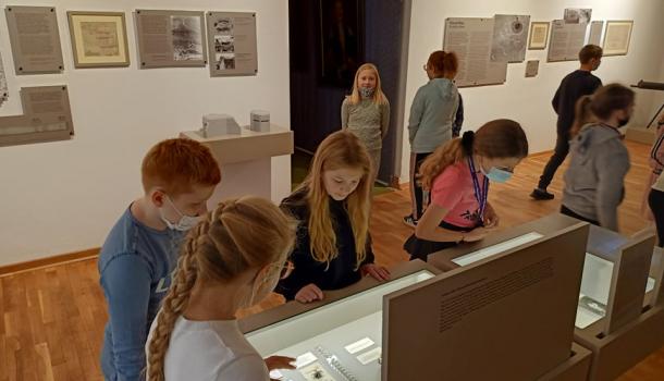 Uczniowie klas IVa i IVb  SP 3 z wizytą  w Muzeum Ziemi Zawkrzeńskiej