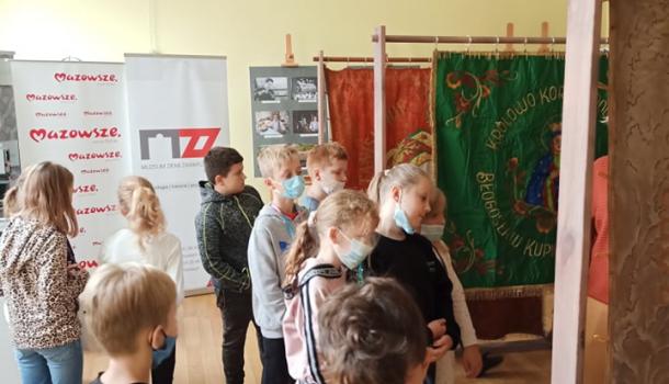 Uczniowie klas IVa i IVb  SP 3 z wizytą  w Muzeum Ziemi Zawkrzeńskiej