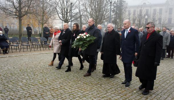 Składanie kwiatów przed pomnikiem Józefa Piłsudskiego