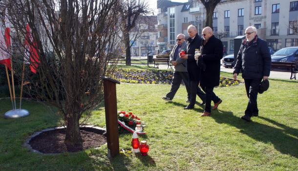 Znicze składają przedstawiciele Towarzystwa Przyjaciół Ziemi Mławskiej: Janusz Grochowski, Henryk Antczak, Leszek Arent i Andrzej Grzymkowski