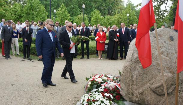 23 - Delegacje składają kwiaty pod Dębem Niepodległości