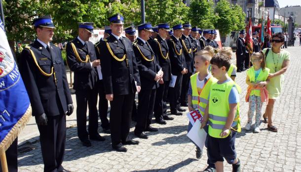 Dzieci wręczyły strażakom laurki