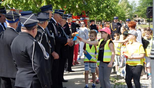 Dzieci wręczyły strażakom laurki