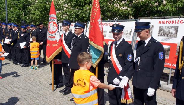 Dzieci wręczyły strażakom laurki